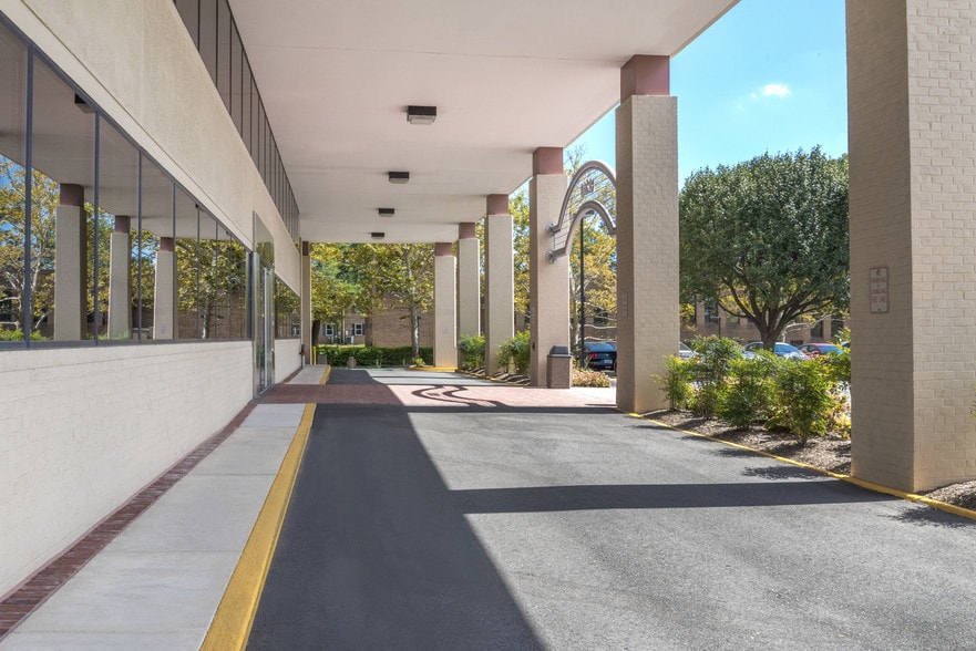 8230 Old Courthouse Rd, Vienna, VA for sale - Building Photo - Image 2 of 8