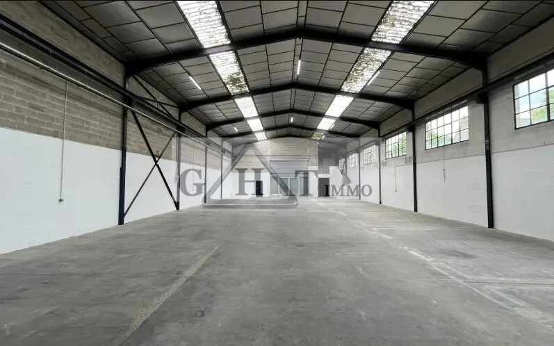 Location Entrepôt 670 m² - Photo 1