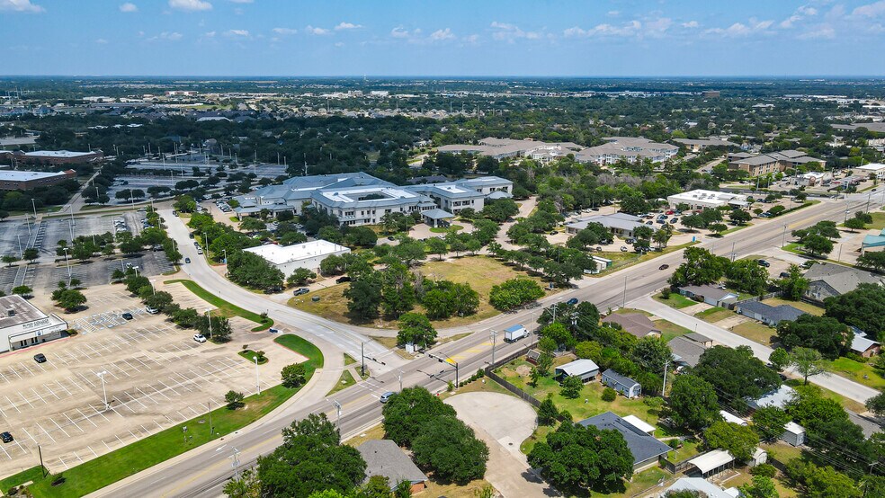 2100 29th st, Bryan, TX for lease - Building Photo - Image 2 of 6