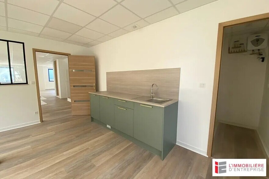 Office in Pacé for lease - Interior Photo - Image 2 of 9