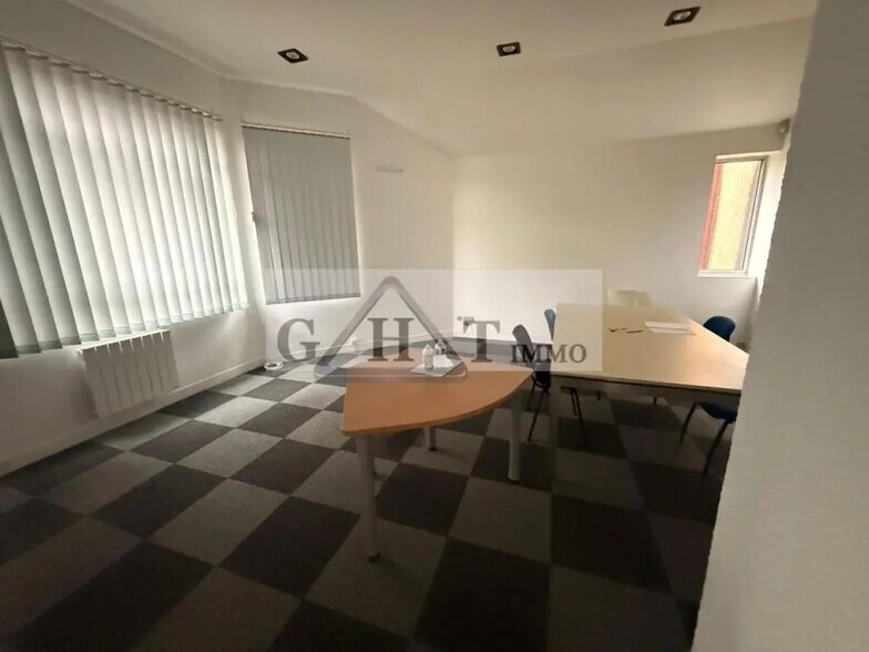 Office in Linas for lease - Building Photo - Image 2 of 6