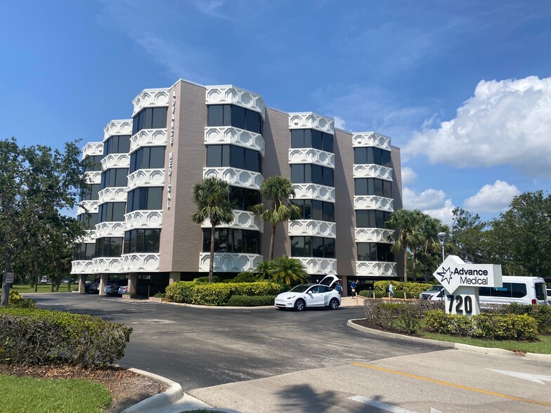 720 Goodlette Rd N, Naples, FL for lease - Primary Photo - Image 1 of 11