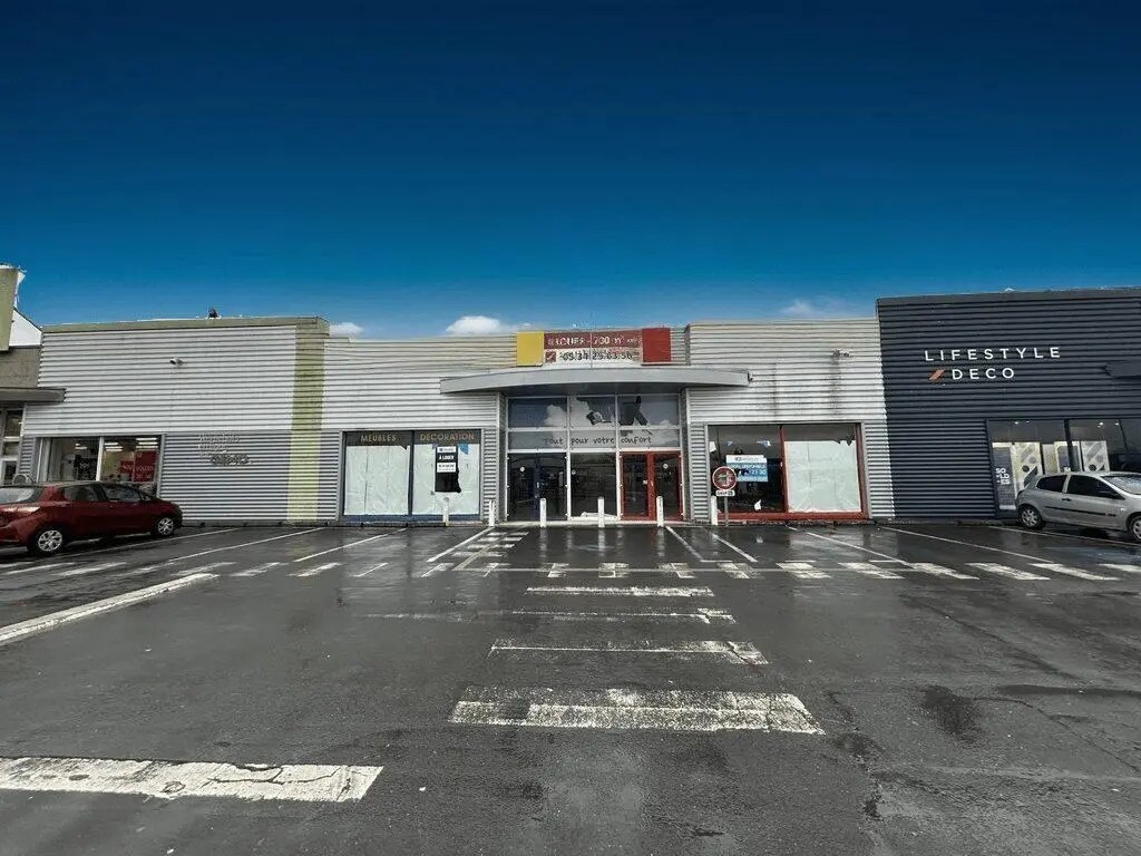 Retail in Saint-Memmie for lease Building Photo- Image 1 of 4