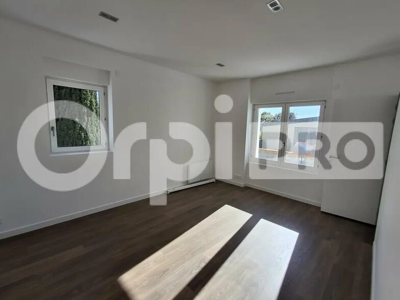 Office in Guérande for lease - Interior Photo - Image 1 of 6