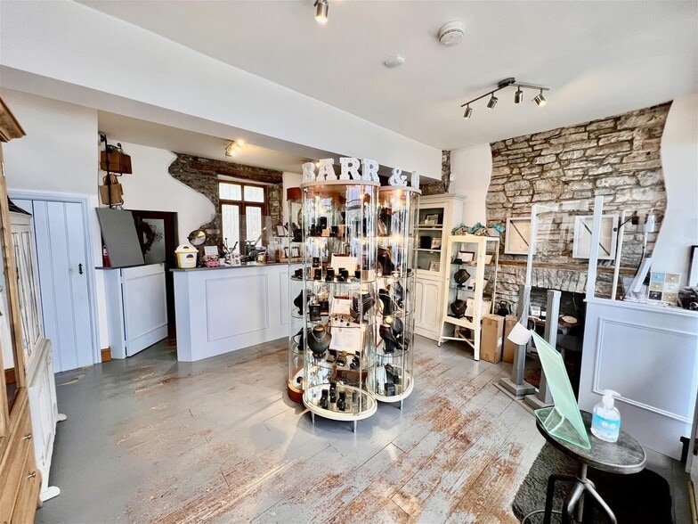 1 Carmarthen St, Llandeilo for lease - Interior Photo - Image 3 of 23