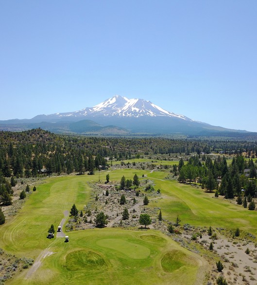 5925 Country Club Dr, Weed, CA for sale - Primary Photo - Image 1 of 1