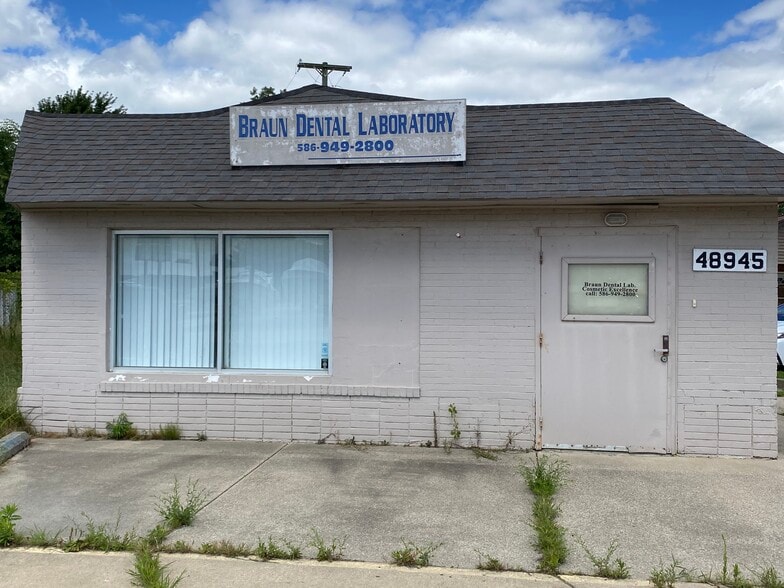 https://images1.loopnet.com/i2/RzDawVi0nN6NjNHERe5LUZ5j1zpVED6cHbsbAX0X-Ws/110/48945-Jefferson-Ave-Chesterfield-MI-Primary-Photo-1-Large.jpg