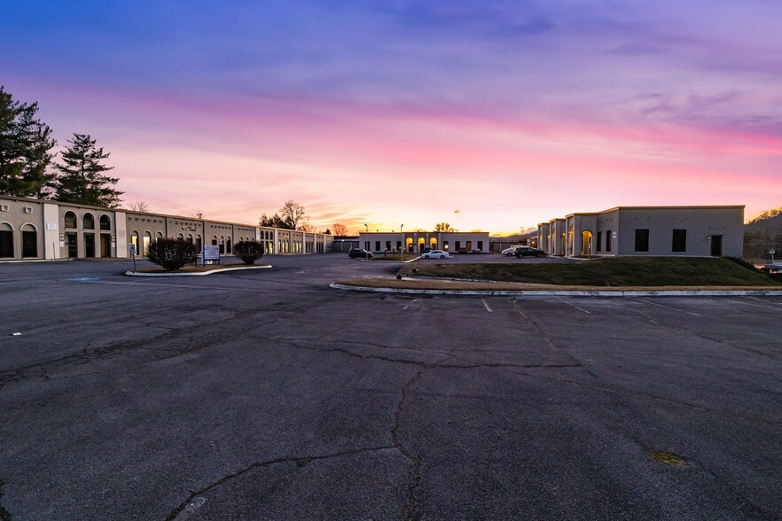 1241 Volunteer Pky, Bristol, TN for sale - Primary Photo - Image 1 of 6