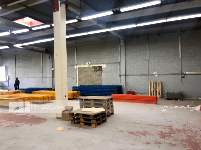 Flex in Aubervilliers for lease - Interior Photo - Image 2 of 4