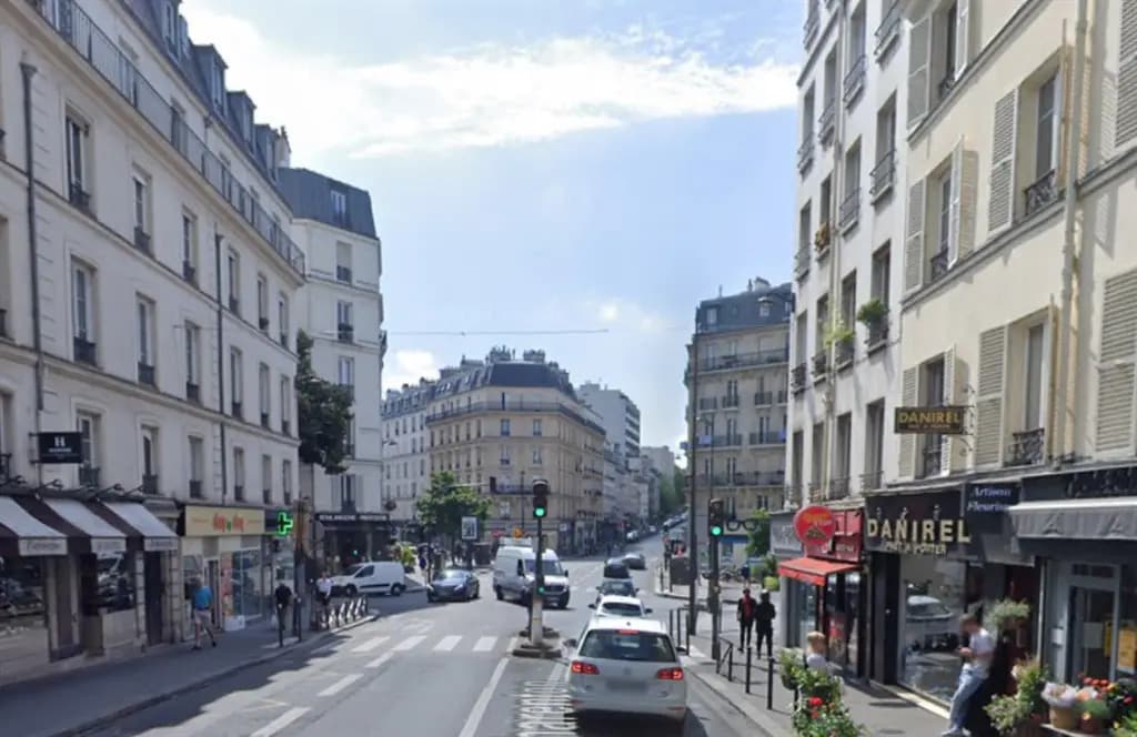 Retail in Paris for lease Building Photo- Image 1 of 3