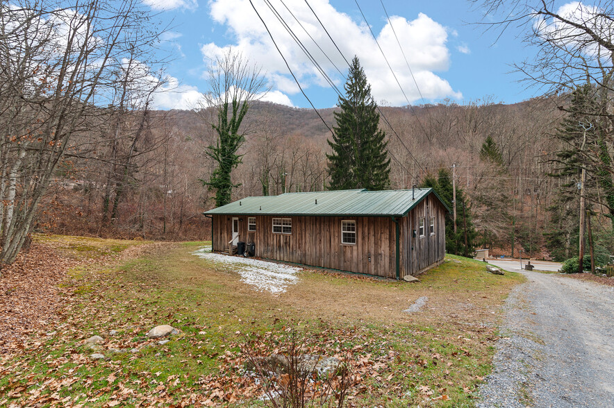 28 Mull Cove Rd, Maggie Valley, NC for sale - Primary Photo - Image 1 of 6