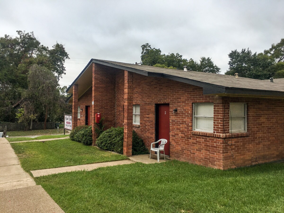 911 University Ave, Huntsville, TX 77320 Blue Sky Apartments 42 Units