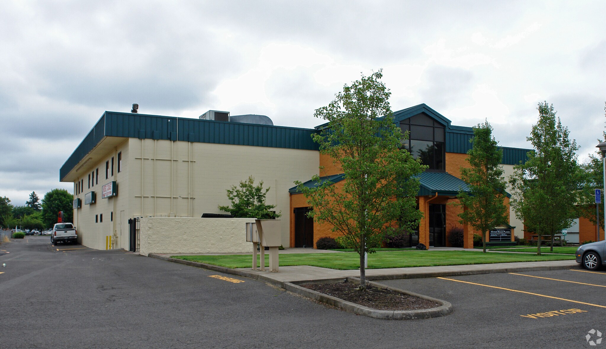 125-135 Silver Ln, Eugene, OR for sale Primary Photo- Image 1 of 11