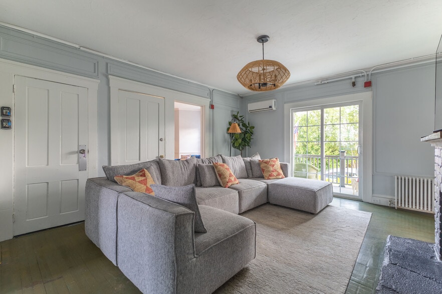 28 Weaver Ave, Newport, RI for sale - Building Photo - Image 3 of 9