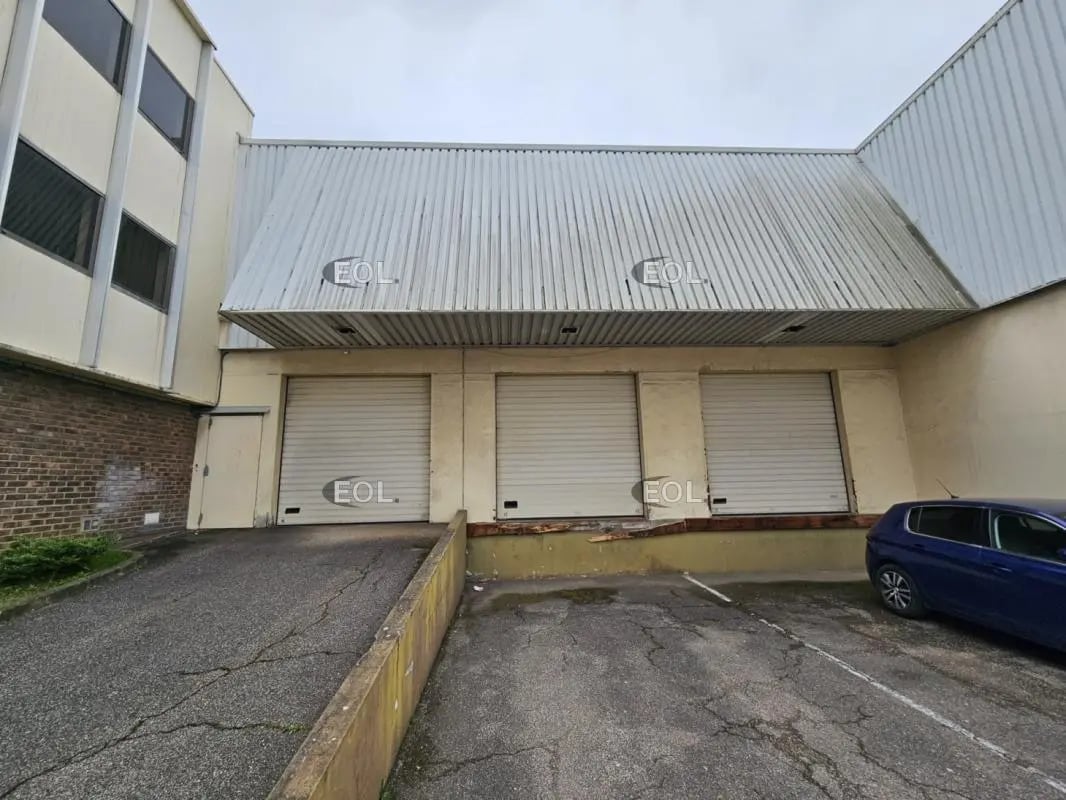 Industrial in L'HAY-LES-ROSES for lease Building Photo- Image 1 of 8