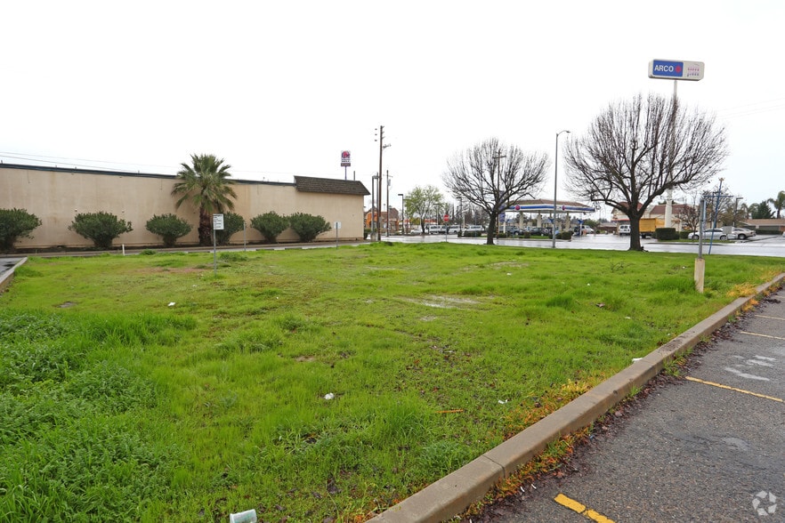 377 Sierra St, Kingsburg, CA for lease - Building Photo - Image 3 of 4