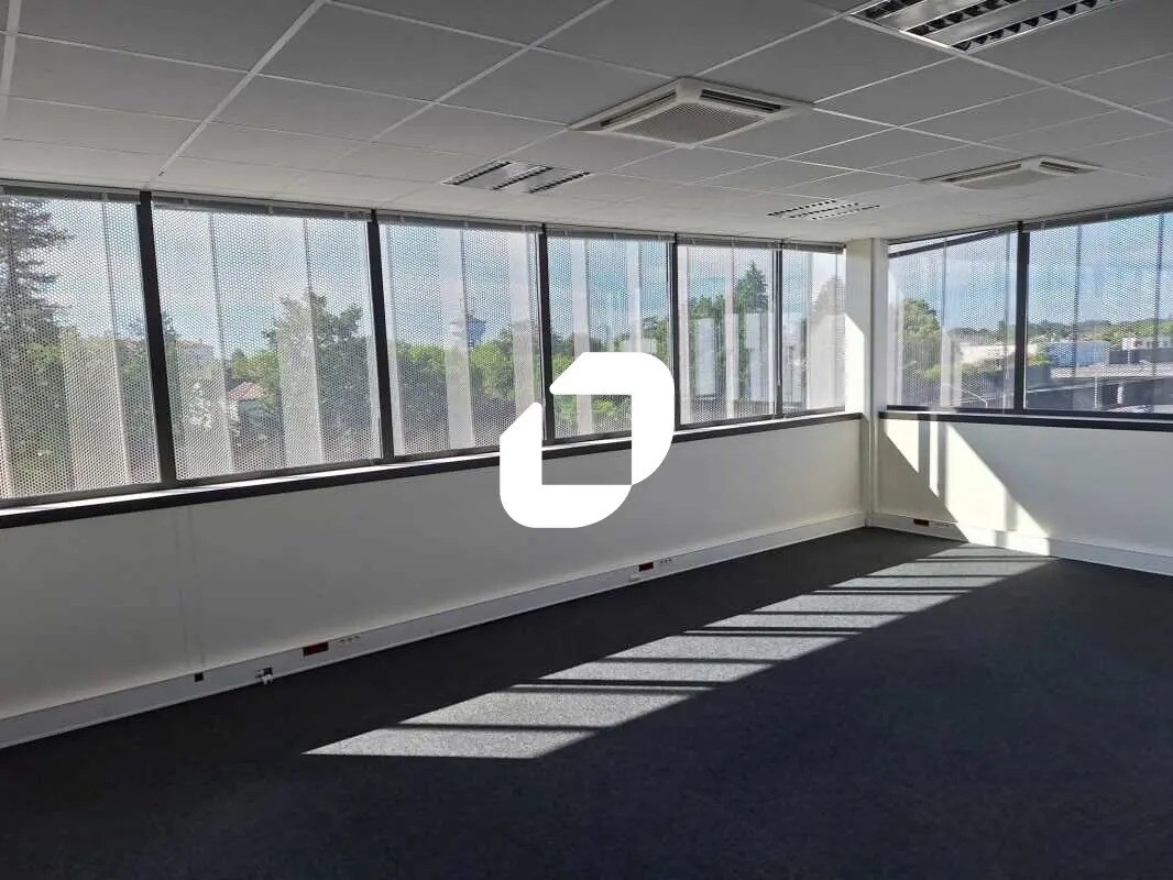 Office in Lormont for lease Interior Photo- Image 1 of 10