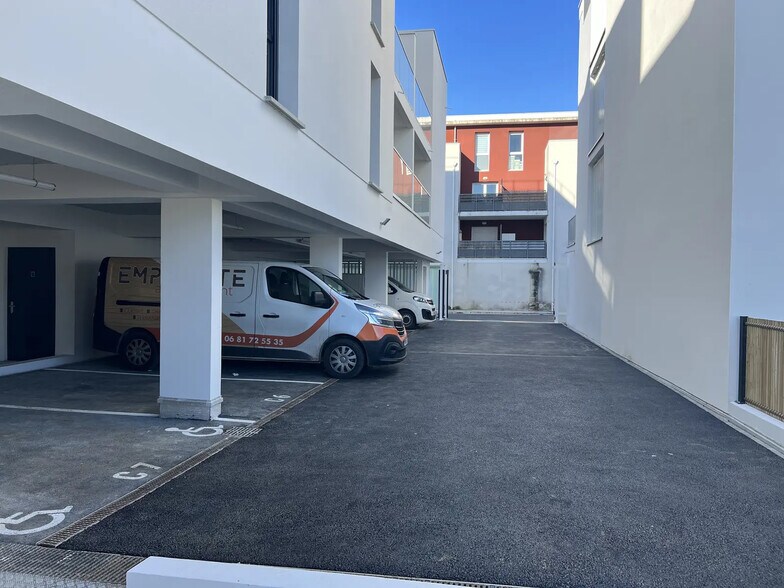 83 Avenue Montaigne, Saint-Médard-en-Jalles for sale - Building Photo - Image 3 of 8