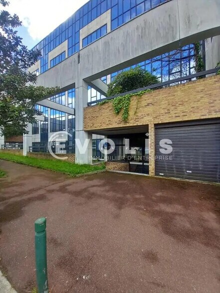 Office in Malakoff for lease - Building Photo - Image 1 of 15