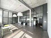 Un espace lumineux et moderne, idéal pour une activité créative.