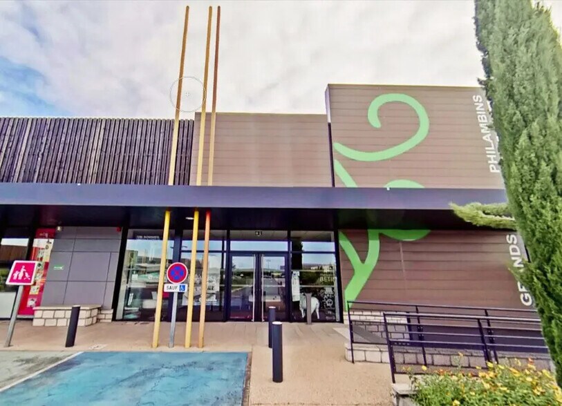 Retail in Chasseneuil-du-Poitou for lease - Building Photo - Image 3 of 4