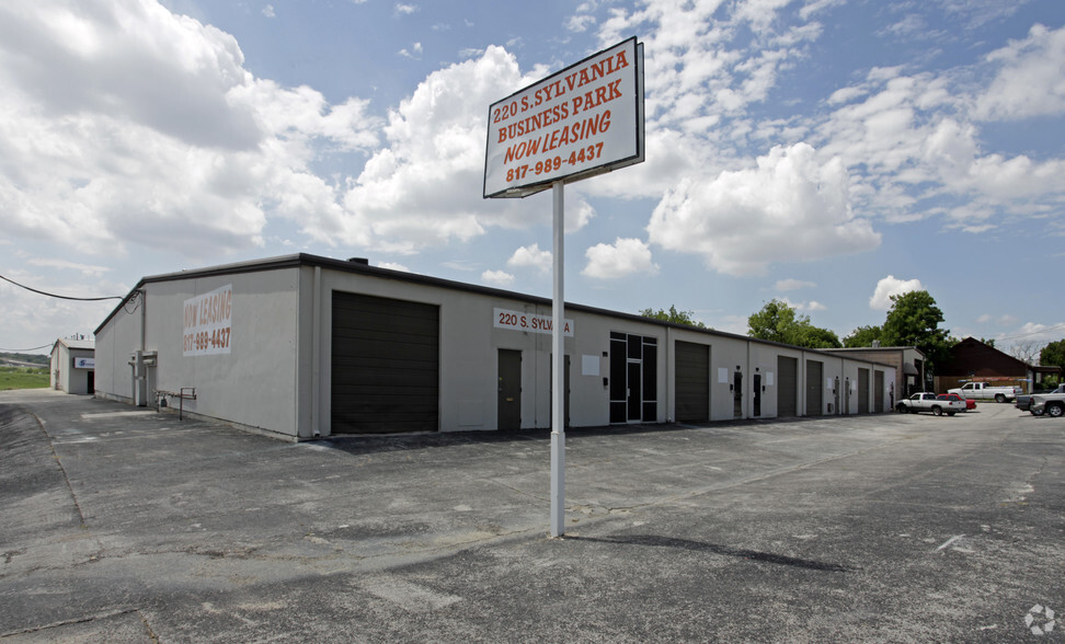 220 S Sylvania Ave, Fort Worth, TX for lease - Building Photo - Image 1 of 1