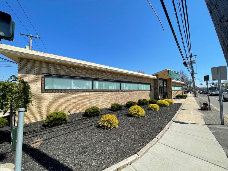 365 Broadway, Amityville, NY for lease - Building Photo - Image 2 of 3