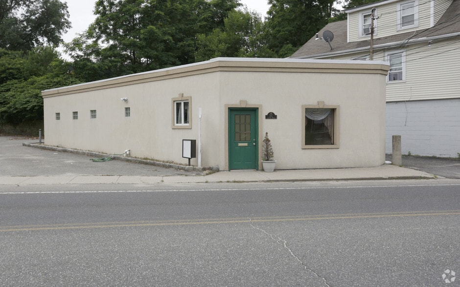 217 Laurel Rd, East Northport, NY for sale - Primary Photo - Image 1 of 1