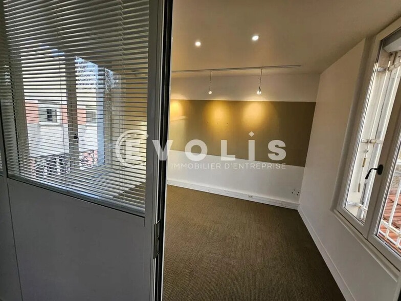 Office in Cachan for lease - Interior Photo - Image 2 of 22