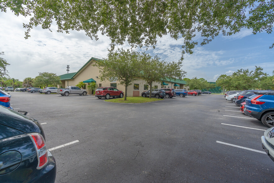 13861 Plantation Rd, Fort Myers, FL for lease - Building Photo - Image 3 of 6