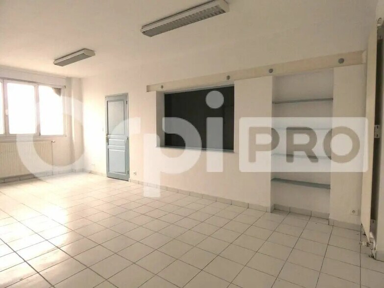 Flex in Soissons for lease - Interior Photo - Image 2 of 5