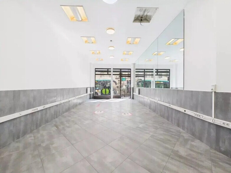 Retail in Paris for lease - Building Photo - Image 1 of 5