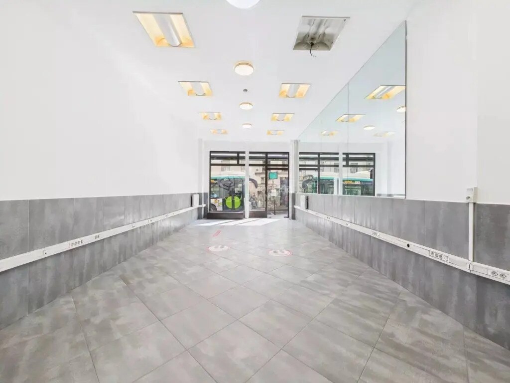 Retail in Paris for lease Building Photo- Image 1 of 6