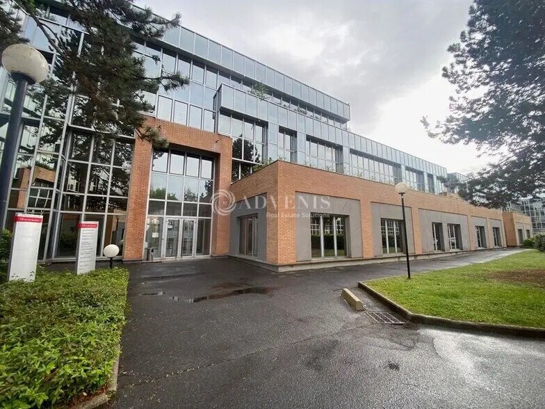 Office in Saint-Germain-en-Laye for lease - Building Photo - Image 2 of 3