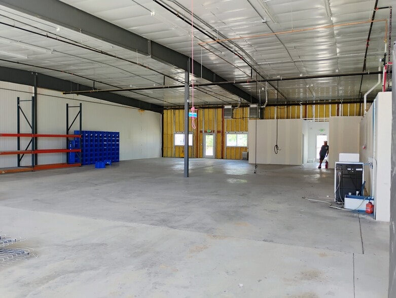 13790 E I-25 Frontage Rd, Longmont, CO for lease - Building Photo - Image 3 of 11