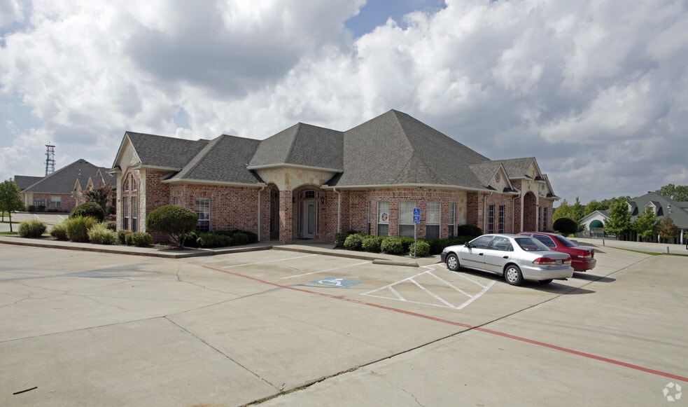 1204 Bent Oaks Ct, Denton, TX for sale - Primary Photo - Image 2 of 21