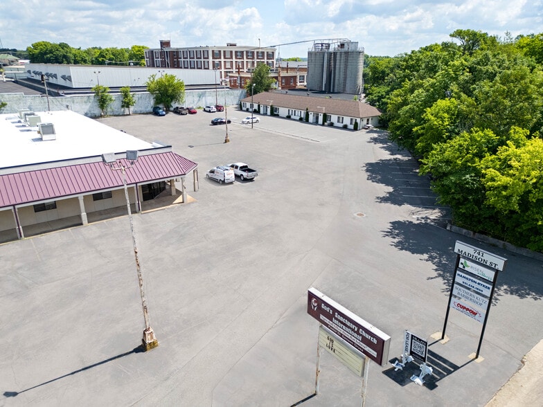 741 Madison St, Clarksville, TN for lease - Building Photo - Image 3 of 6