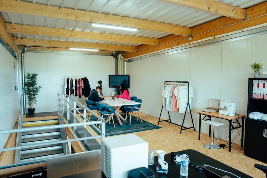 Flex in Niort for lease - Building Photo - Image 3 of 14