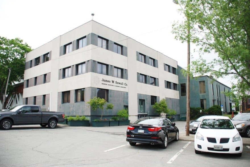 136 Center St, Old Town, ME for sale - Primary Photo - Image 1 of 73