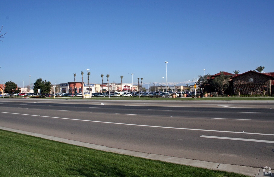 4016-4022 S Mooney Blvd, Visalia, CA for sale - Building Photo - Image 3 of 9