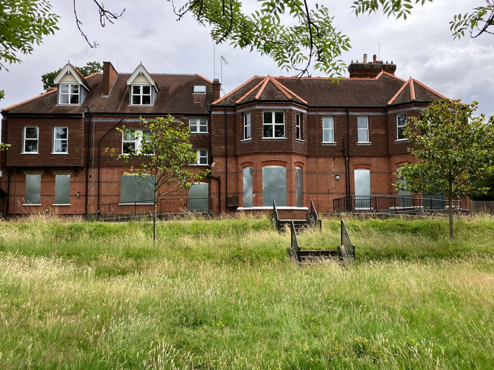 Spa Dr, Epsom for sale Primary Photo- Image 1 of 1