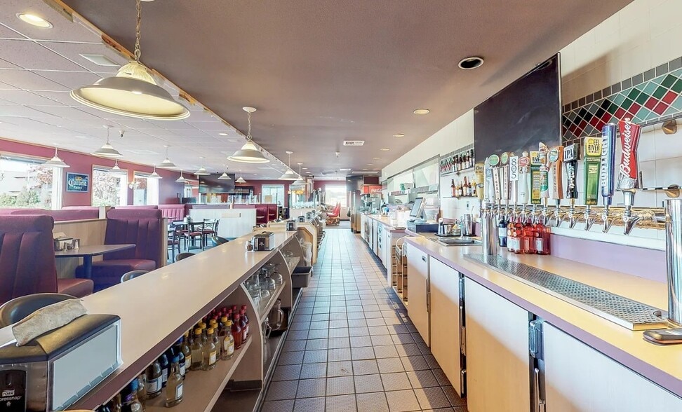 1875 Riverwalk Dr, Fortuna, CA for sale - Interior Photo - Image 2 of 32