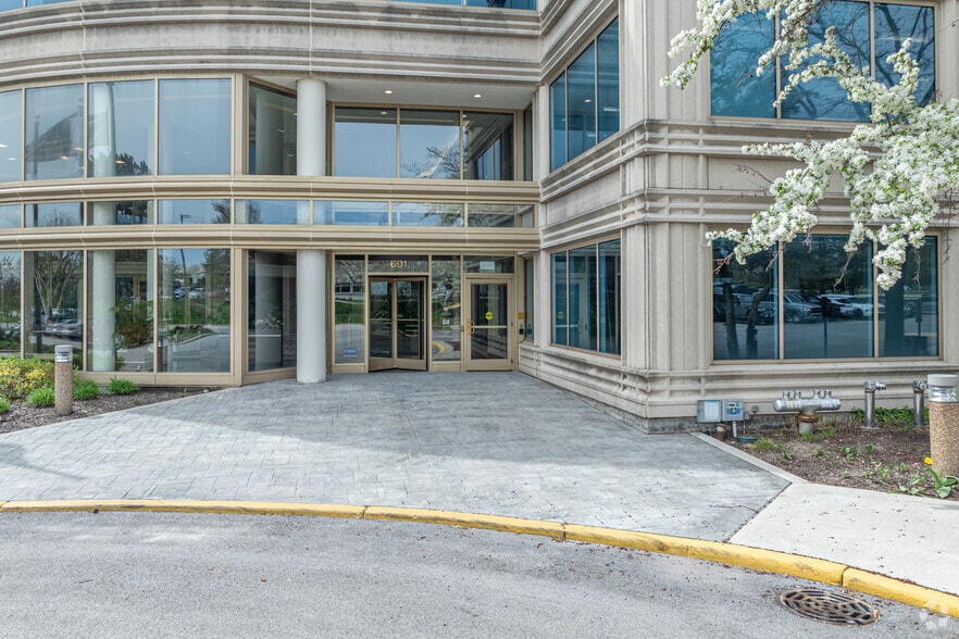 601 Oakmont Ln, Westmont, IL for sale - Building Photo - Image 3 of 5