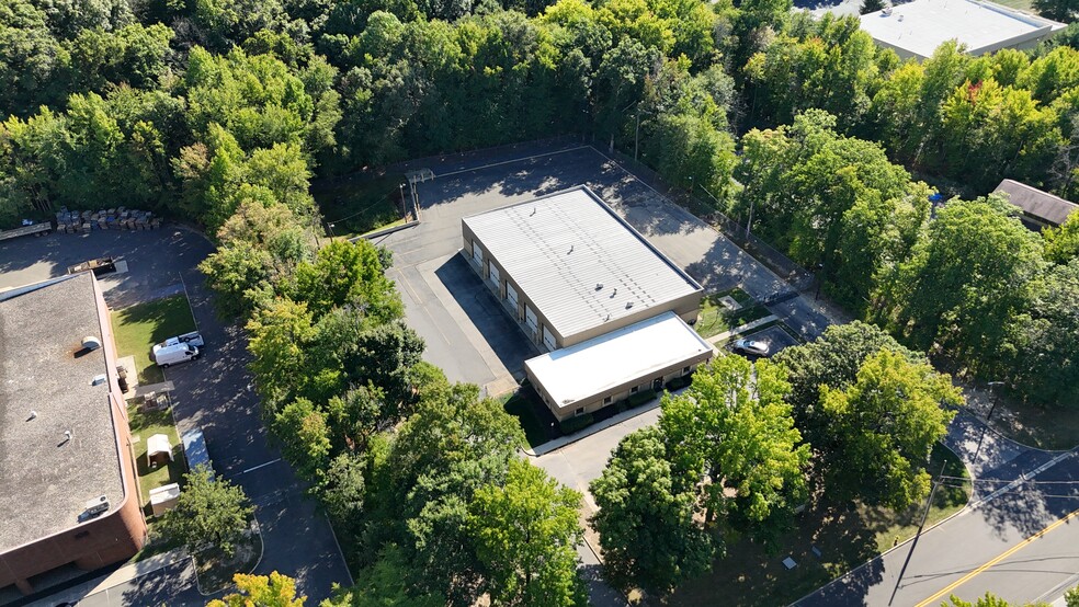 111 Connecticut Dr, Burlington, NJ for lease - Building Photo - Image 3 of 5