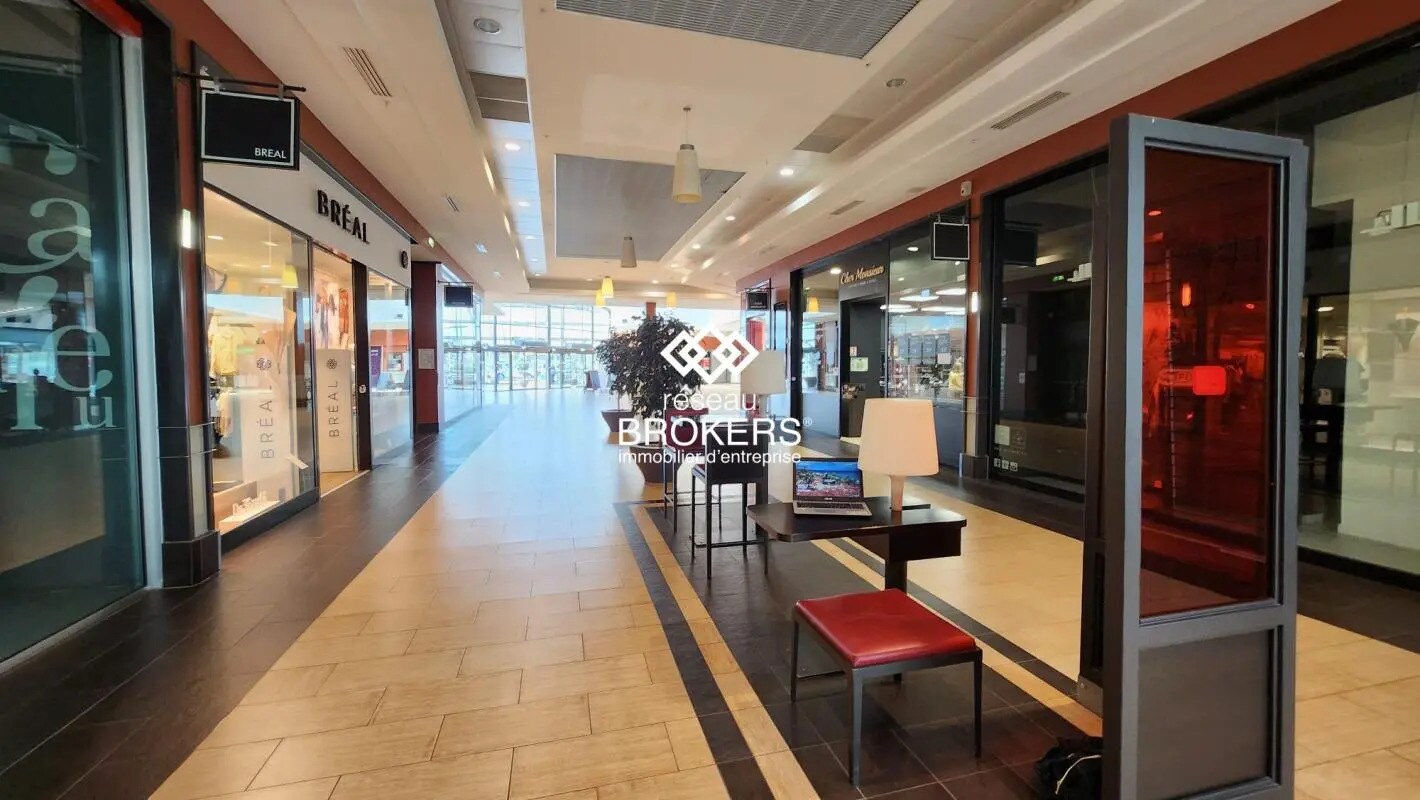 Retail in Castres for lease Building Photo- Image 1 of 4