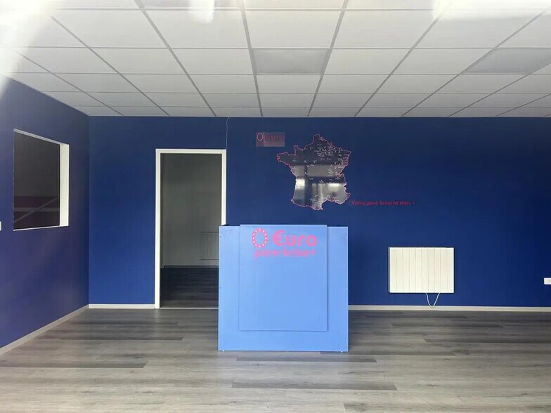 Retail in Poitiers for lease - Interior Photo - Image 2 of 2