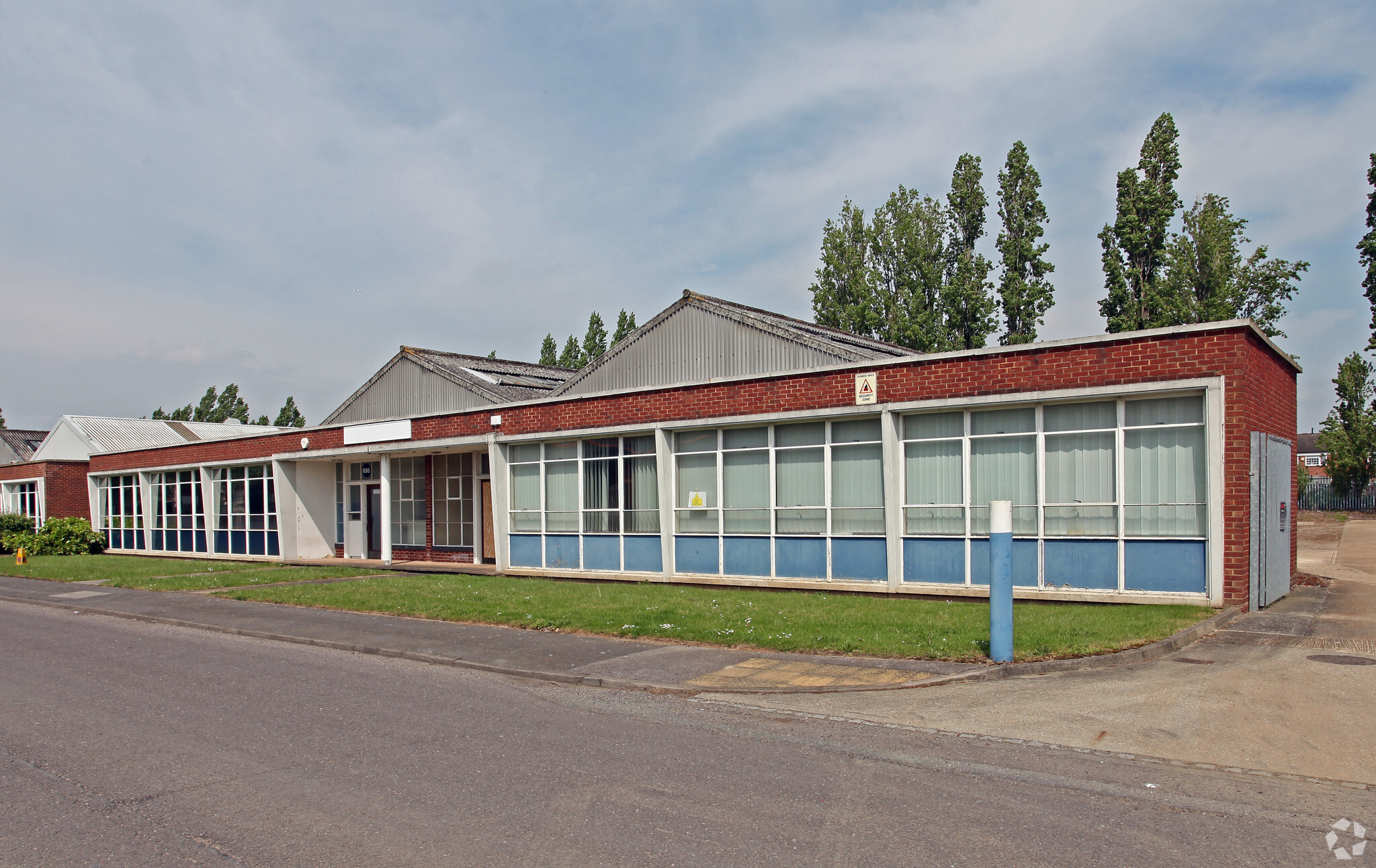 694-695 Stirling Rd, Slough for lease Primary Photo- Image 1 of 3