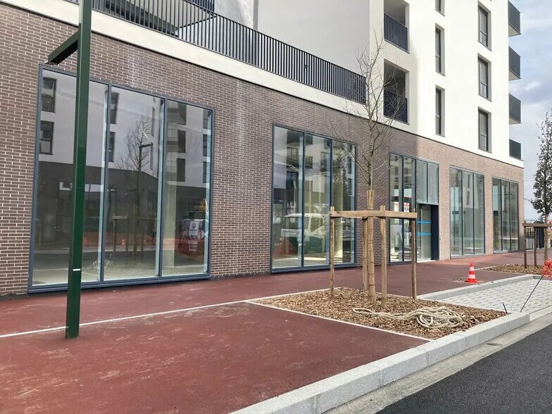 Retail in Bagneux for lease - Building Photo - Image 1 of 7