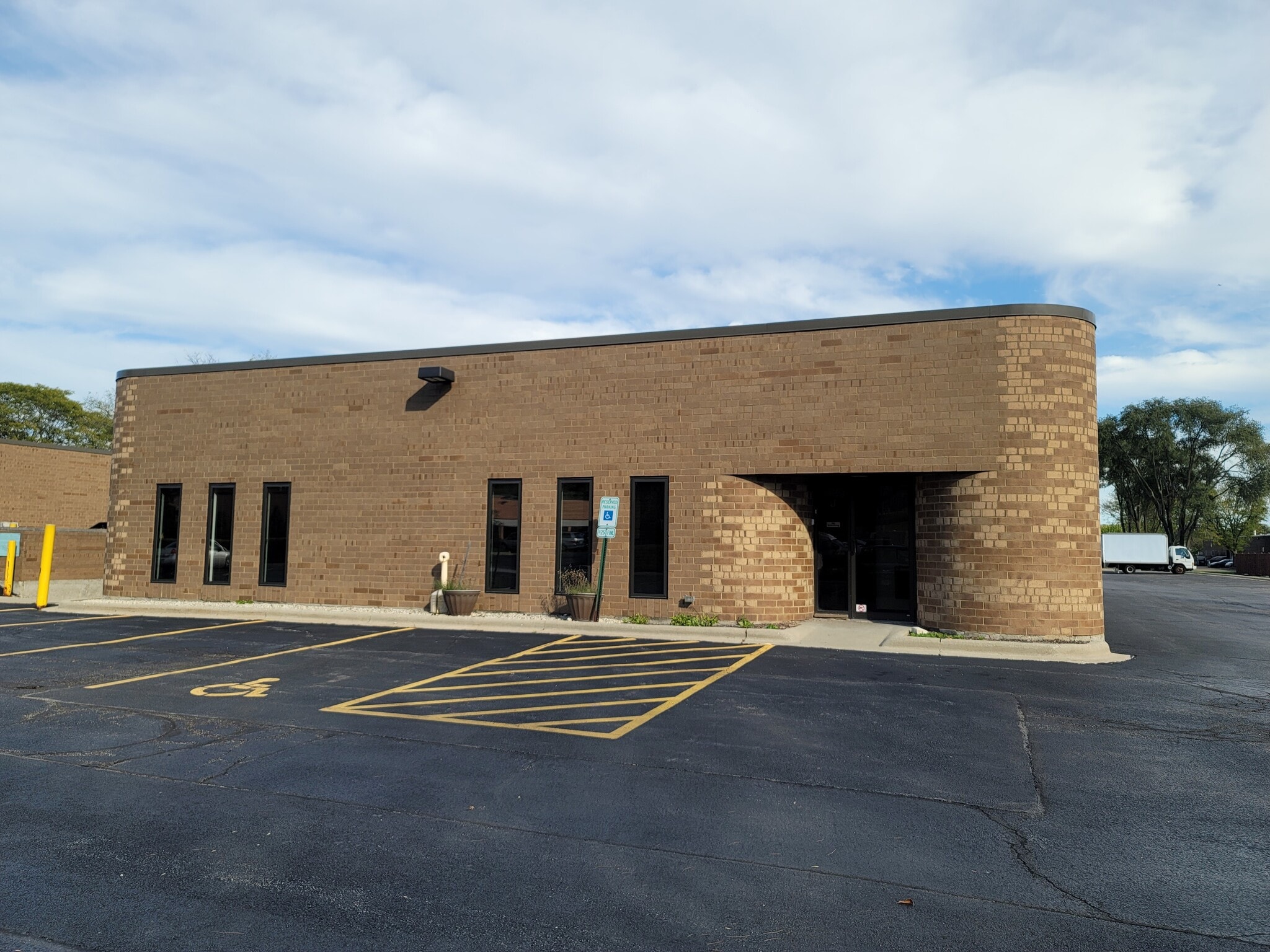 1989 University Ln, Lisle, IL for lease Primary Photo- Image 1 of 5