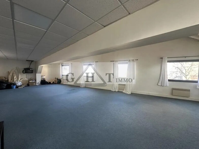 Office in Vitry-sur-Seine for lease - Interior Photo - Image 2 of 5